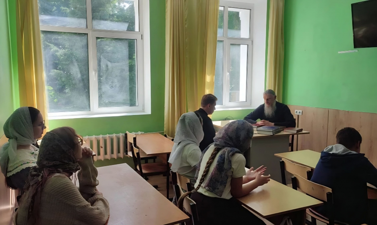 Встреча‑беседа чтецов, а также выпускников и учащихся воскресной школы с настоятелем собора игуменом Иоанном (Самойловым)